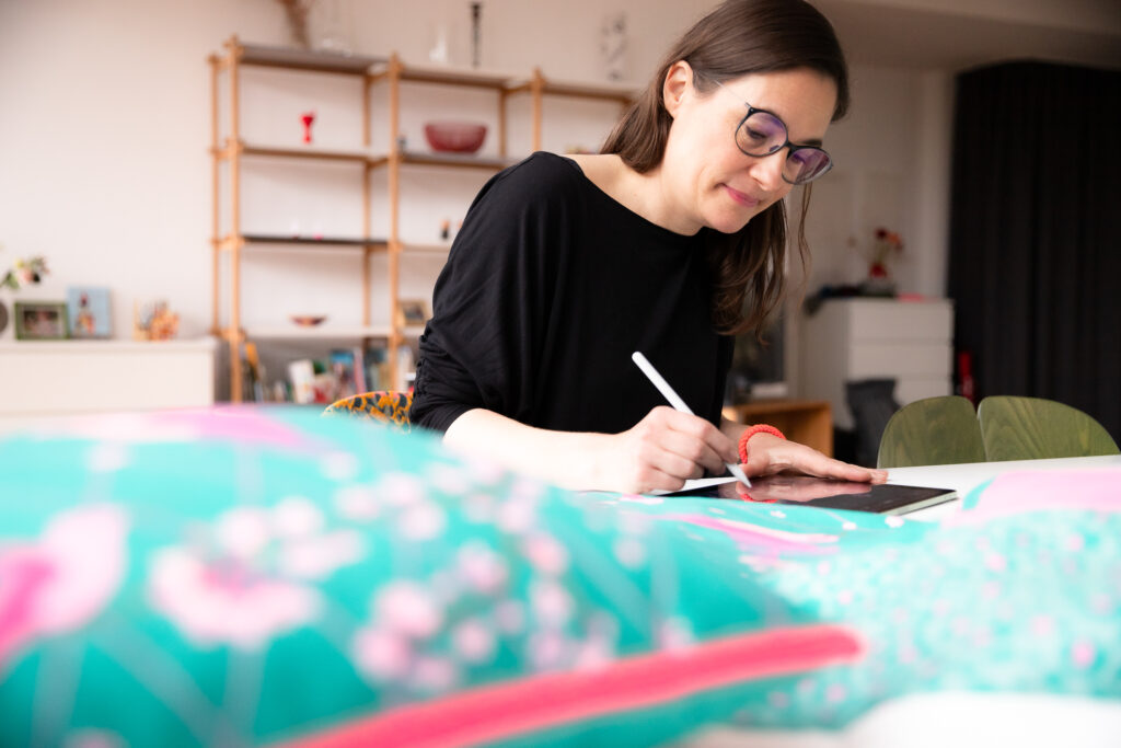 Grafik Designerin beim entwerfen eines neuen Designs am Tablet