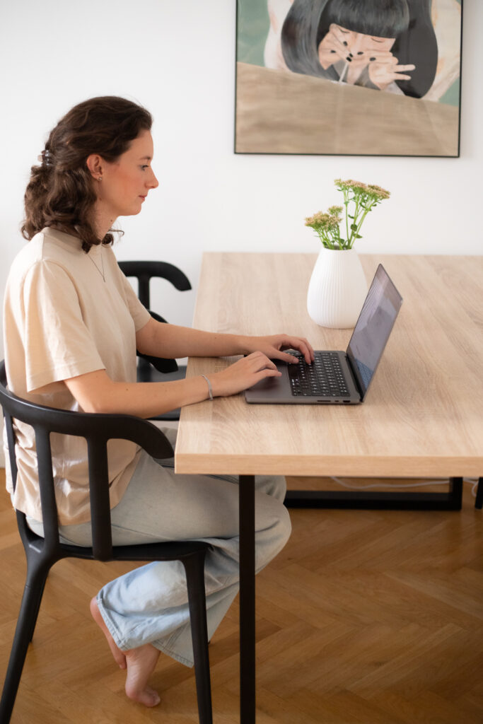 Portrait einer Designerin beim arbeiten an ihrem Laptop
